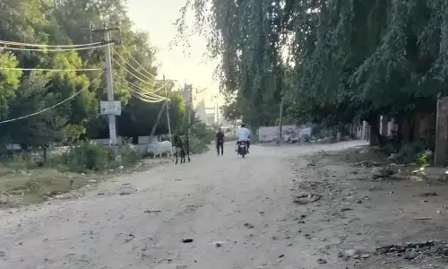 शिलान्यास के बाद भी सड़क निर्माण अधूरा, लोगों को परेशानी शिलान्यास के बाद भी सड़क निर्माण अधूरा, लोगों को परेशानी