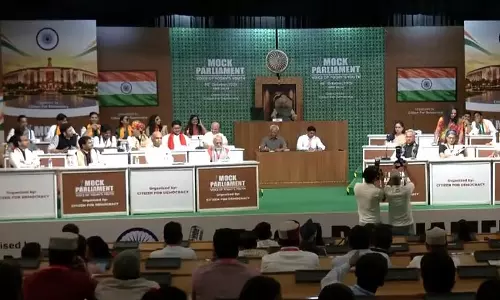 दिल्ली में सजी नकली संसद, पीएम मोदी से राहुल गांधी तक की भूमिका में दिखे युवा