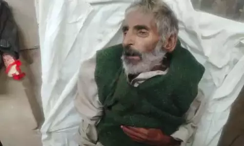 सारनाथ एक्सप्रेस में बुजुर्ग यात्री की मौत, शिनाख्त जारी सारनाथ एक्सप्रेस में बुजुर्ग यात्री की मौत, शिनाख्त जारी