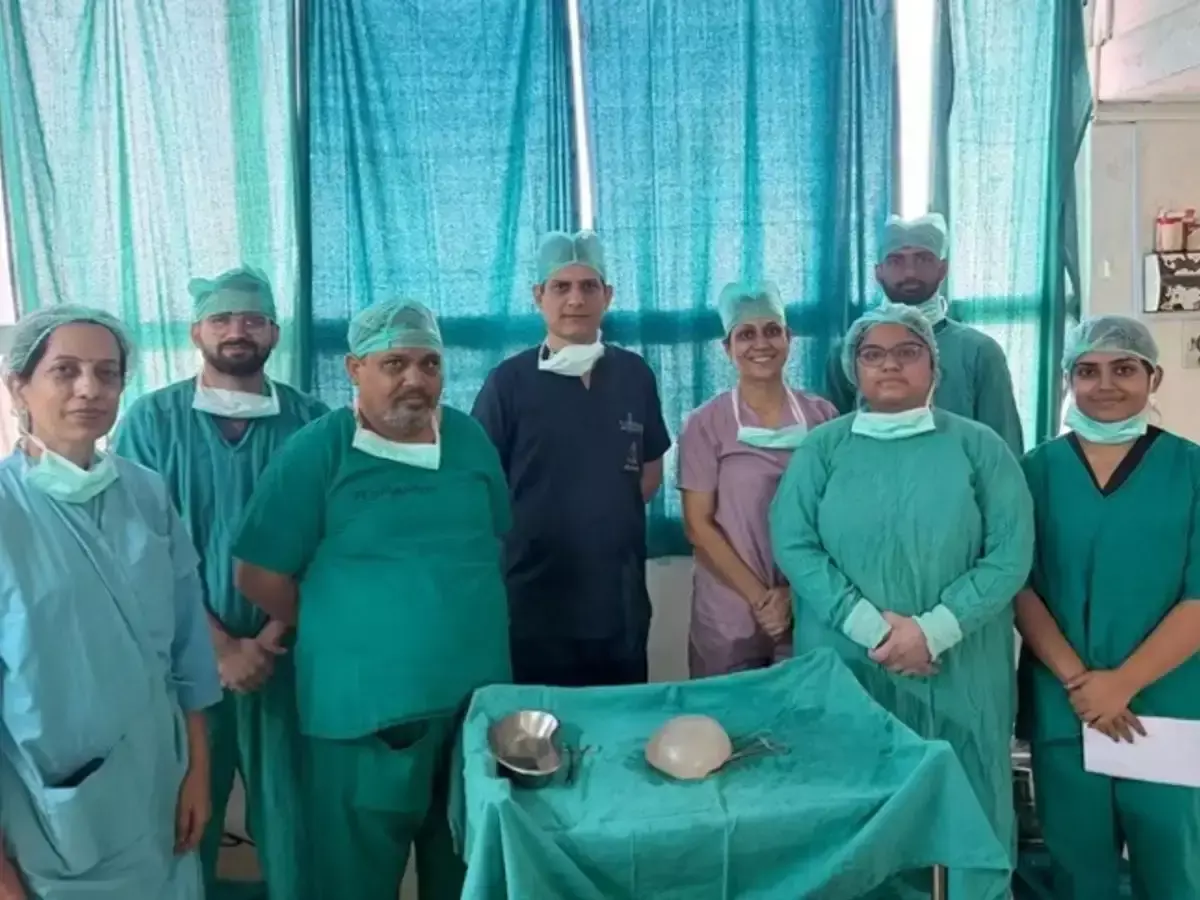 एसएमएस अस्पताल के डॉक्टरों ने जटिल सर्जरी कर निकाली बड़ी गांठ एसएमएस अस्पताल के डॉक्टरों ने जटिल सर्जरी कर निकाली बड़ी गांठ