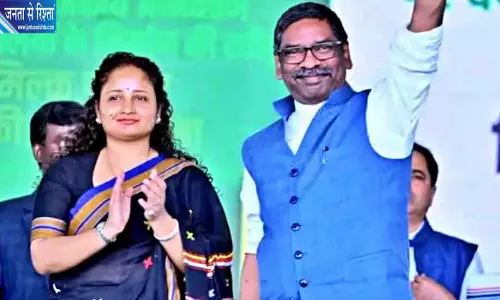 पत्नी कल्पना संग दिल्ली रवाना हुए CM हेमंत सोरेन, महारैली में होंगे शामिल पत्नी कल्पना संग दिल्ली रवाना हुए CM हेमंत सोरेन, महारैली में होंगे शामिल