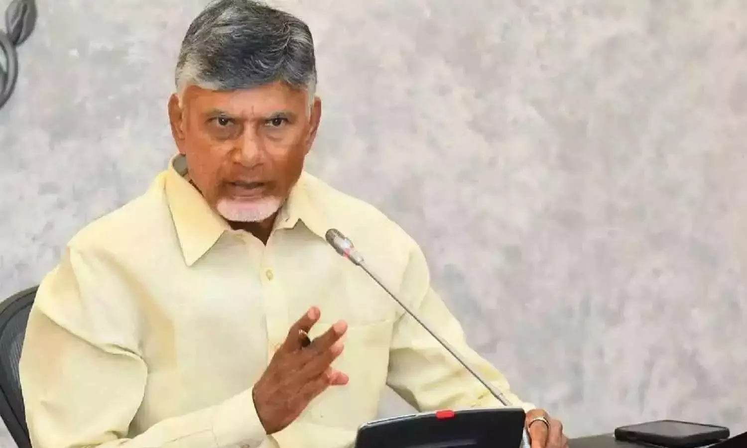 Andhra: नायडू ने स्थानीय चुनावों में एनडीए के बागियों को निलंबन की चेतावनी दी Andhra: नायडू ने स्थानीय चुनावों में एनडीए के बागियों को निलंबन की चेतावनी दी