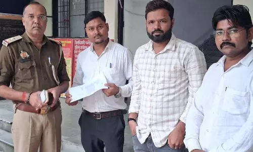 सड़क पर पड़ी थी 50 हजार की गड्डी, पाने वाले व्यक्ति की नहीं बदली नीयत सड़क पर पड़ी थी 50 हजार की गड्डी, पाने वाले व्यक्ति की नहीं बदली नीयत