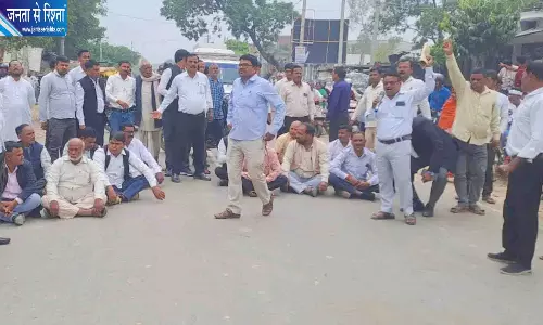 बैनामा निजीकरण के खिलाफ वकीलों का आंदोलन, सड़क जाम