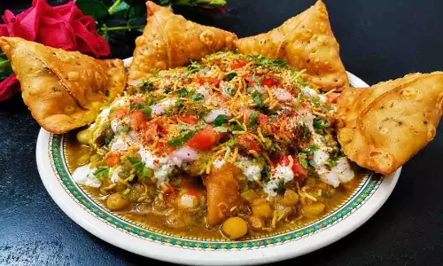 दिवाली पर बनाएं चटपटी समोसा चाट, मेहमान करेंगे तारीफ