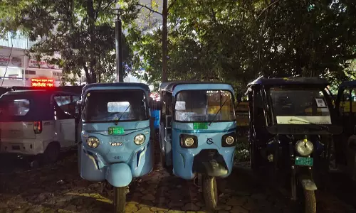 रायपुर में ऑटो और ई-रिक्शा की एंट्री पर रोक, 27 चालकों का चालान रायपुर में ऑटो और ई-रिक्शा की एंट्री पर रोक, 27 चालकों का चालान