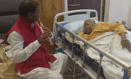 बीमार मां के पास बैठकर अर्जुन मुंडा ने बजाई बांसुरी बीमार मां के पास बैठकर अर्जुन मुंडा ने बजाई बांसुरी