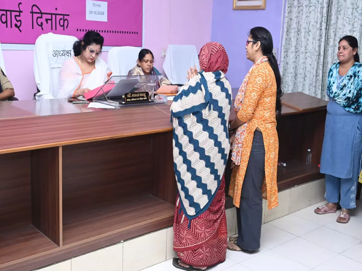 महिला आयोग की जनसुनवाई में 30 मामलों पर सुनवाई, 10 प्रकरणों का निपटारा महिला आयोग की जनसुनवाई में 30 मामलों पर सुनवाई, 10 प्रकरणों का निपटारा