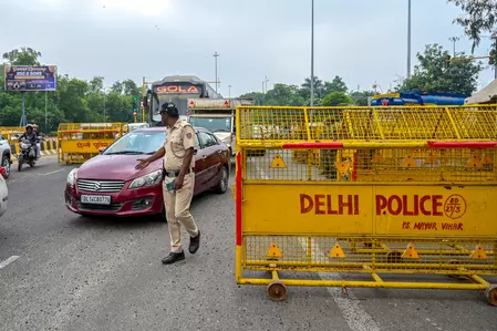 दिल्ली ट्रैफिक पुलिस ने 1 नवंबर से संशोधित ग्रैप नियमों के तहत वाहनों के प्रवेश पर प्रतिबंध की घोषणा की दिल्ली ट्रैफिक पुलिस ने 1 नवंबर से संशोधित ग्रैप नियमों के तहत वाहनों के प्रवेश पर प्रतिबंध की घोषणा की