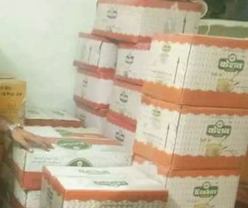 तीन ठिकानों पर छापेमारी, 949 लीटर घी जब्त तीन ठिकानों पर छापेमारी, 949 लीटर घी जब्त
