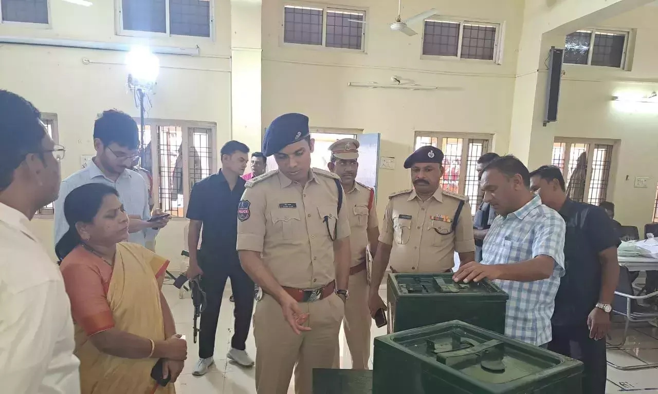 Andhra: एपी एसईसी ने 1 नवंबर को होने वाले मतदान के लिए सुरक्षा बढ़ा दी है Andhra: एपी एसईसी ने 1 नवंबर को होने वाले मतदान के लिए सुरक्षा बढ़ा दी है