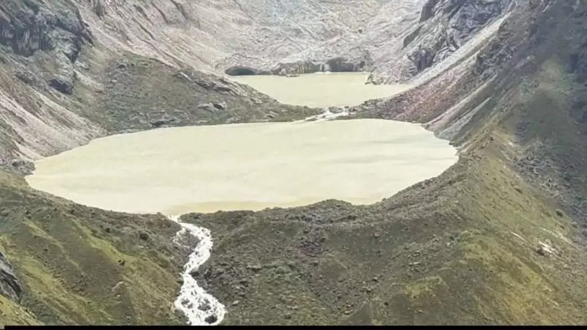भूटान में ग्लेशियल झील फटने से भारी तबाही, बंगाल-असम में बाढ़ का हाई अलर्ट भूटान में ग्लेशियल झील फटने से भारी तबाही, बंगाल-असम में बाढ़ का हाई अलर्ट