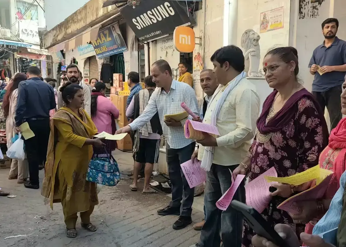 सीपीएम ने नाहन में चलाया जनसंपर्क अभियान, दिल्ली पहुंचने का आग्रह सीपीएम ने नाहन में चलाया जनसंपर्क अभियान, दिल्ली पहुंचने का आग्रह