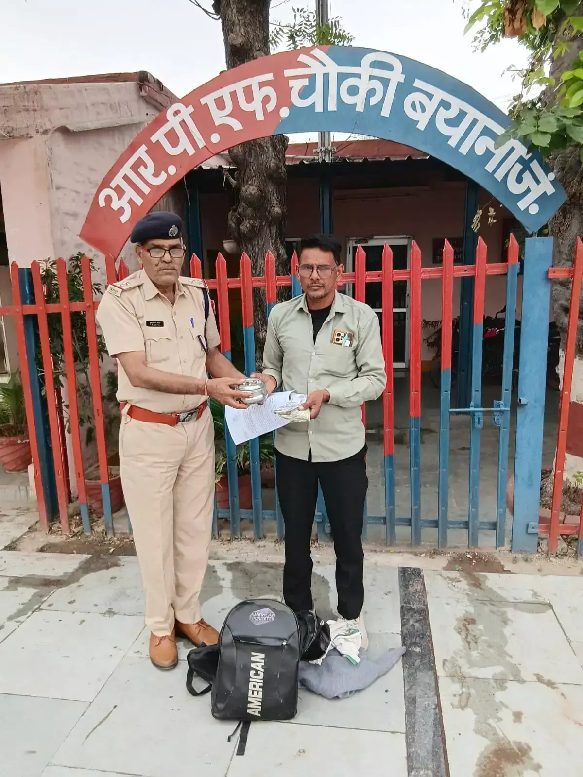 ट्रेन में बैग बदलने की उलझन टीटीई-आरपीएफ ने चंद मिनटों में सुलझाई ट्रेन में बैग बदलने की उलझन टीटीई-आरपीएफ ने चंद मिनटों में सुलझाई