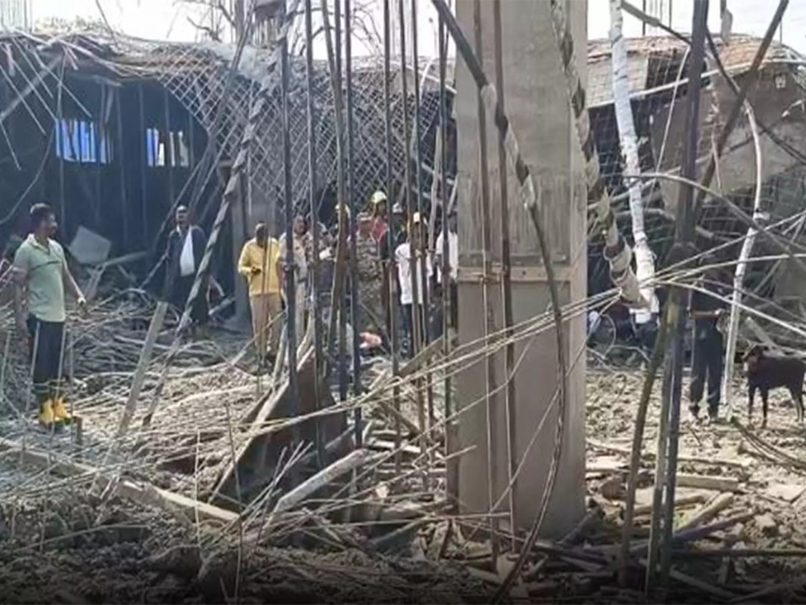 निर्माणाधीन बिल्डिंग की छत गिरी, 3 मजदूर बचे, एक मलबे में दबा निर्माणाधीन बिल्डिंग की छत गिरी, 3 मजदूर बचे, एक मलबे में दबा