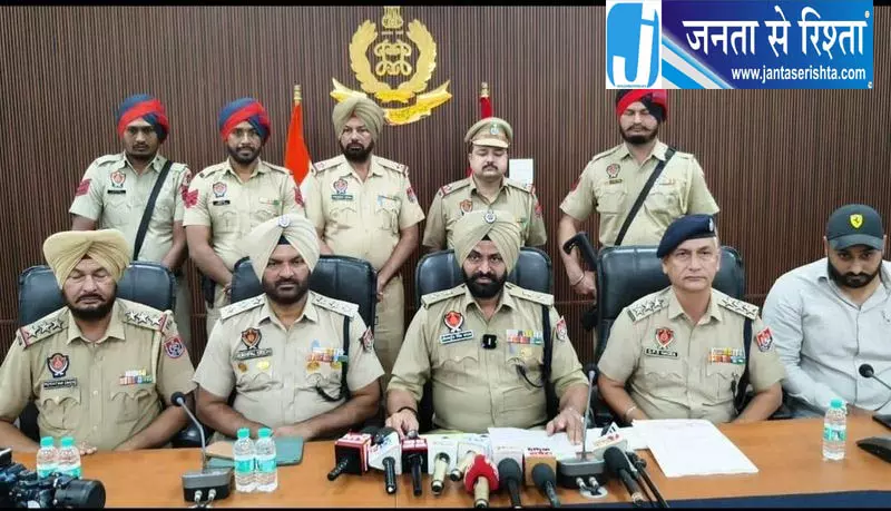 अमृतसर पुलिस ने एक्स्ट्रा न्यूट्रल अल्कोहल के डिब्बे जब्त किए अमृतसर पुलिस ने एक्स्ट्रा न्यूट्रल अल्कोहल के डिब्बे जब्त किए