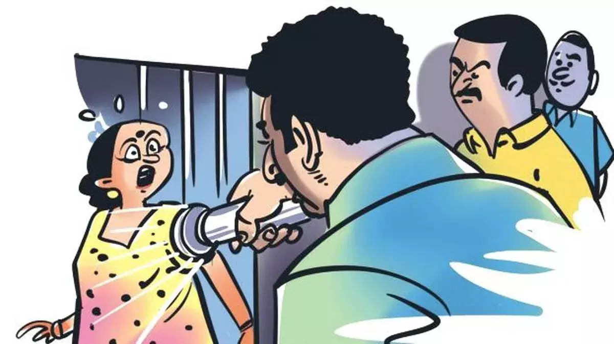 जांच के दौरान बिगड़ी महिला की तबियत, फोर्ट कोच्चि में तनाव जांच के दौरान बिगड़ी महिला की तबियत, फोर्ट कोच्चि में तनाव