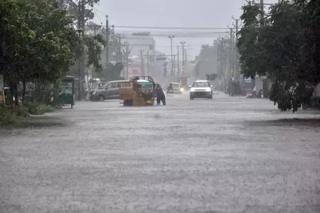 चक्रवात अर्नब से तबाही पर खड़गे और प्रियंका गांधी ने जताई चिंता, कार्यकर्ताओं से मदद की अपील चक्रवात अर्नब से तबाही पर खड़गे और प्रियंका गांधी ने जताई चिंता, कार्यकर्ताओं से मदद की अपील