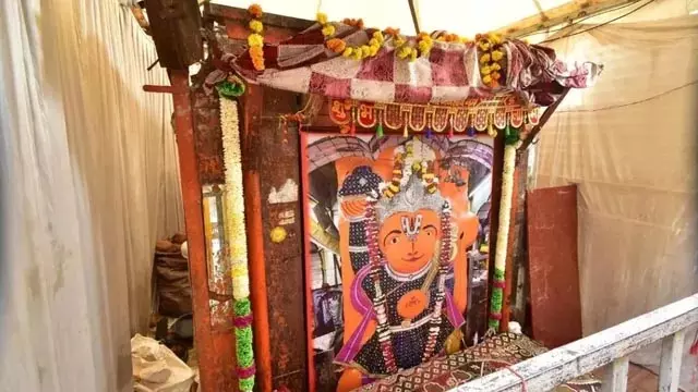 आधी रात खड़े हनुमान मंदिर पहुंची तकनीकी टीम, मूर्ति की स्कैनिंग से मचा हड़कंप आधी रात खड़े हनुमान मंदिर पहुंची तकनीकी टीम, मूर्ति की स्कैनिंग से मचा हड़कंप