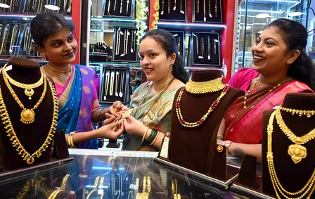 दिवाली से पहले सोने-चांदी की कीमतें धड़ाम, गोल्ड 0.59 प्रतिशत टूटा तो सिल्वर 3,700 रुपए गिरी दिवाली से पहले सोने-चांदी की कीमतें धड़ाम, गोल्ड 0.59 प्रतिशत टूटा तो सिल्वर 3,700 रुपए गिरी