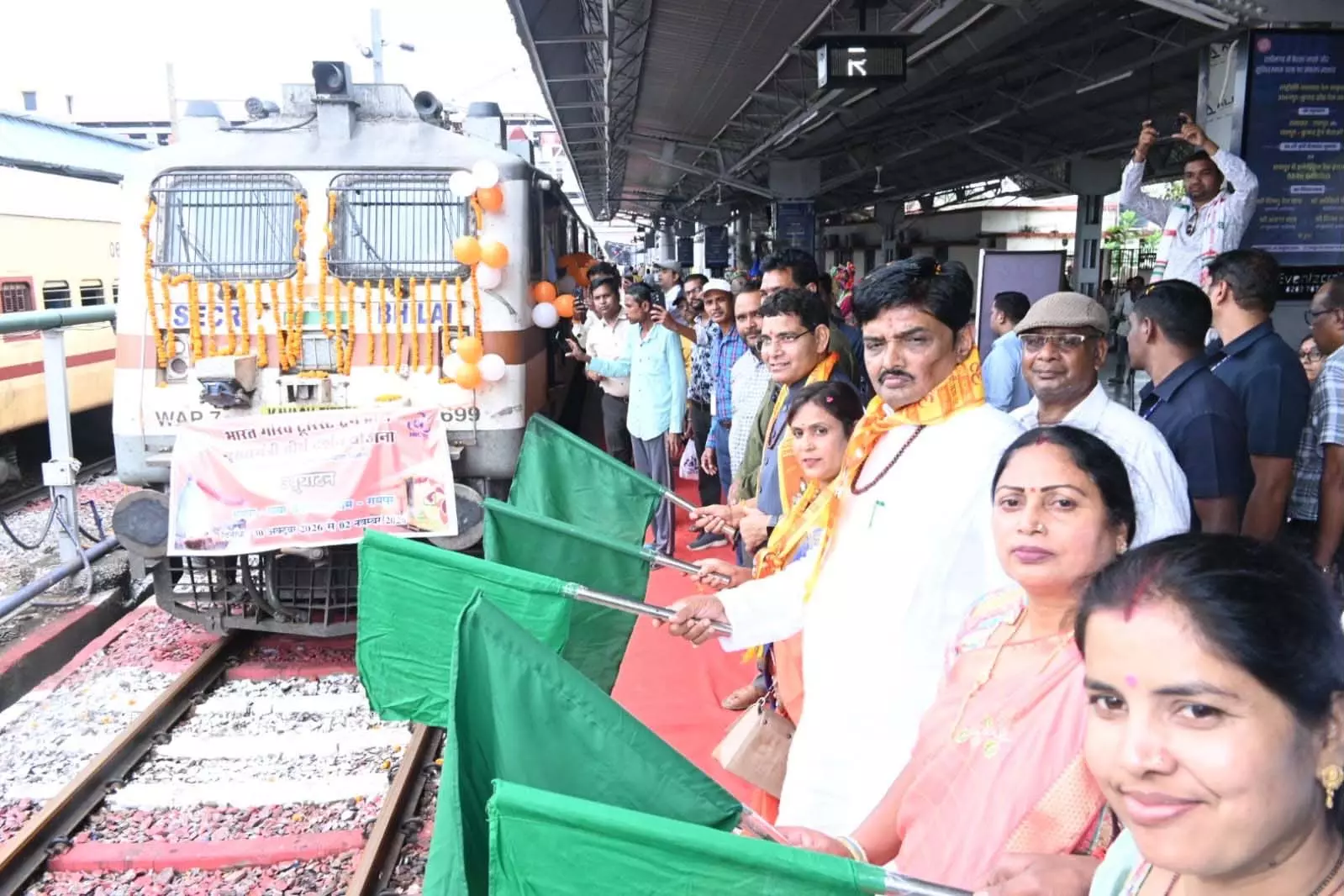 रायपुर रेलवे स्टेशन से बाबा धाम के लिए निकले श्रद्धालु, मंत्री टंकराम वर्मा ने दी बधाई रायपुर रेलवे स्टेशन से बाबा धाम के लिए निकले श्रद्धालु, मंत्री टंकराम वर्मा ने दी बधाई