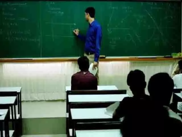 शिक्षा विभाग में बड़ी हलचल, 35 हजार शिक्षकों की नौकरी पर लटकी तलवार शिक्षा विभाग में बड़ी हलचल, 35 हजार शिक्षकों की नौकरी पर लटकी तलवार