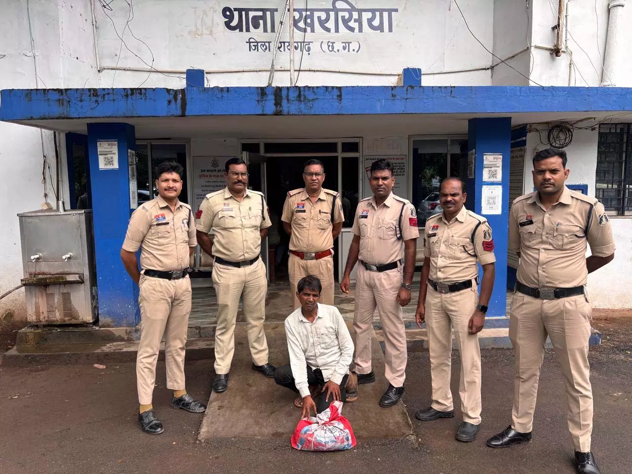 खरसिया पुलिस की बड़ी कार्रवाई, गांजे के साथ तस्कर गिरफ्तार खरसिया पुलिस की बड़ी कार्रवाई, गांजे के साथ तस्कर गिरफ्तार