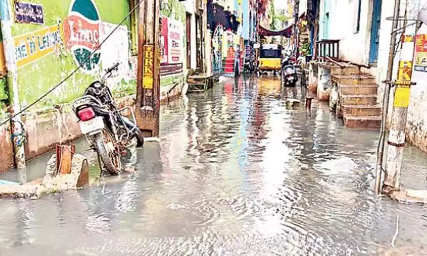 Andhra: चक्रवात ने पूरे ईजी क्षेत्र में तबाही मचाई Andhra: चक्रवात ने पूरे ईजी क्षेत्र में तबाही मचाई