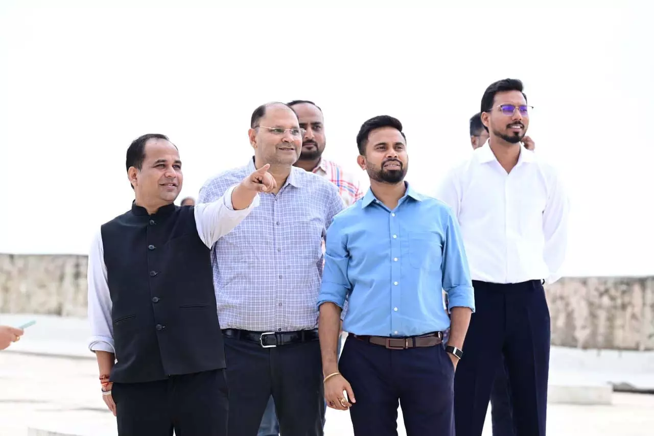 रायपुर में आसमान में गूंजा भारतीय वायुसेना के ‘सारंग’ हेलीकॉप्टरों का गर्जन रायपुर में आसमान में गूंजा भारतीय वायुसेना के ‘सारंग’ हेलीकॉप्टरों का गर्जन