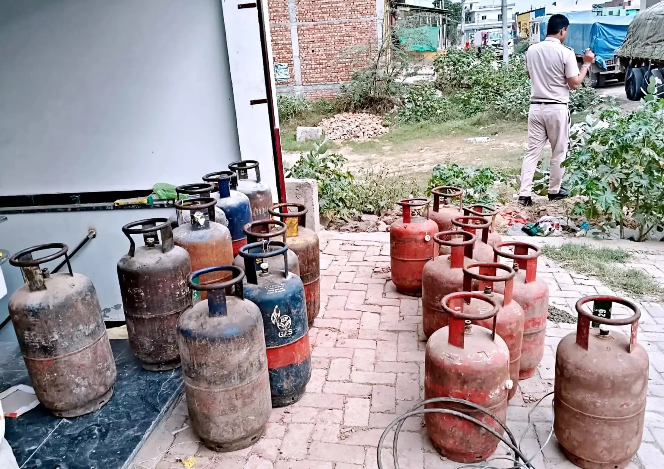 सीएम फ्लाइंग ने पकड़ा गैस सिलेंडरों का जखीरा, 19 बरामद सीएम फ्लाइंग ने पकड़ा गैस सिलेंडरों का जखीरा, 19 बरामद