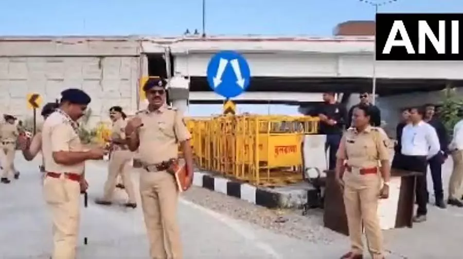 किसानों के लिए सड़क पर उतरे विधायक नितिन देशमुख, पुलिस ने लिया हिरासत में किसानों के लिए सड़क पर उतरे विधायक नितिन देशमुख, पुलिस ने लिया हिरासत में