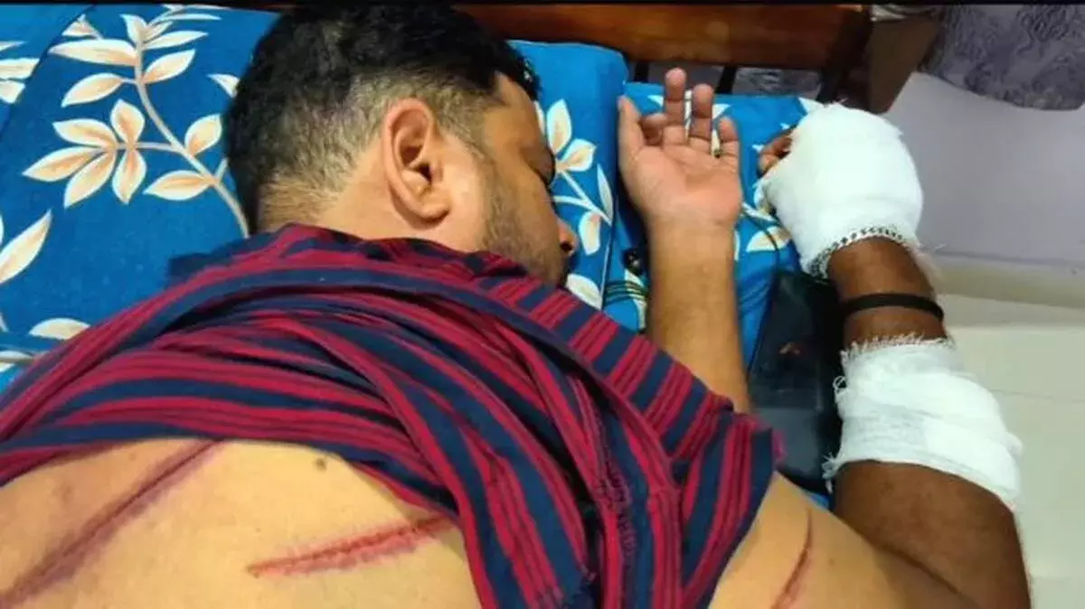 नेय्यातिनकारा में खौफ: ड्रग गिरोह ने शख्स को पीटा, कार फूंकी नेय्यातिनकारा में खौफ: ड्रग गिरोह ने शख्स को पीटा, कार फूंकी
