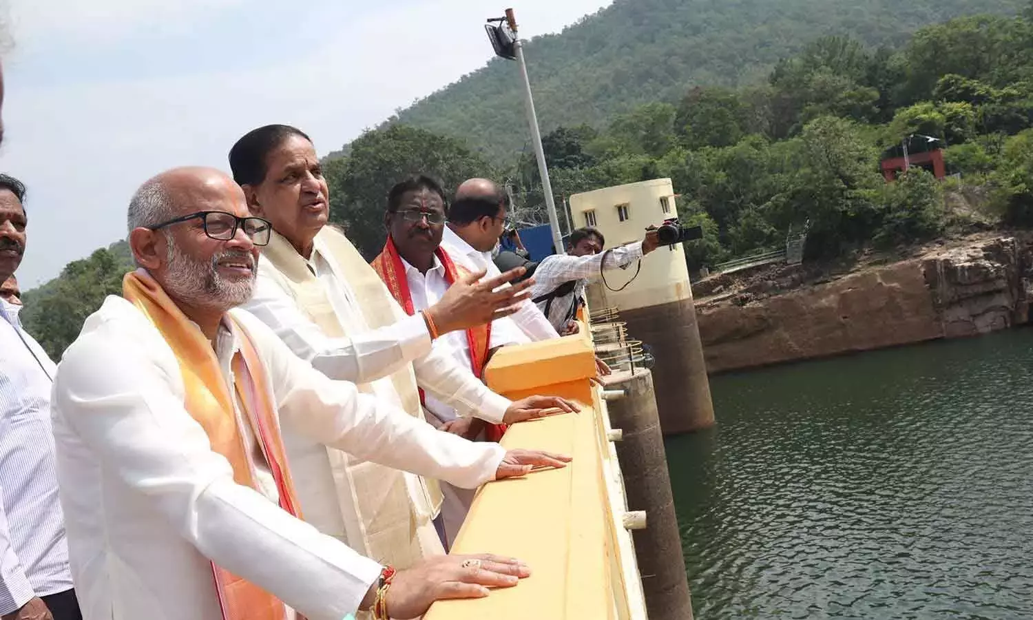 Andhra: टीटीडी अधिकारियों ने तिरुमाला में जलाशयों का निरीक्षण किया Andhra: टीटीडी अधिकारियों ने तिरुमाला में जलाशयों का निरीक्षण किया