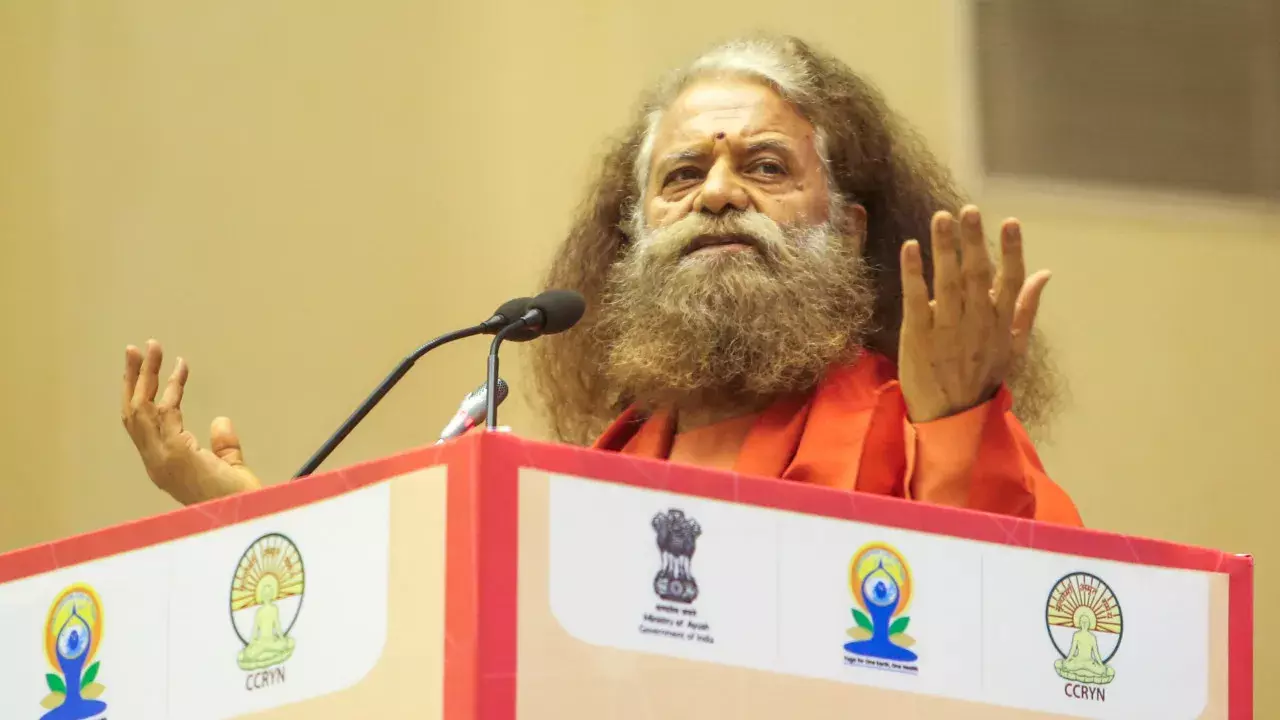 केदारनाथ यात्रा विवाद: स्वामी चिदानंद ने सारा पर जारी फतवे का किया कड़ा विरोध केदारनाथ यात्रा विवाद: स्वामी चिदानंद ने सारा पर जारी फतवे का किया कड़ा विरोध