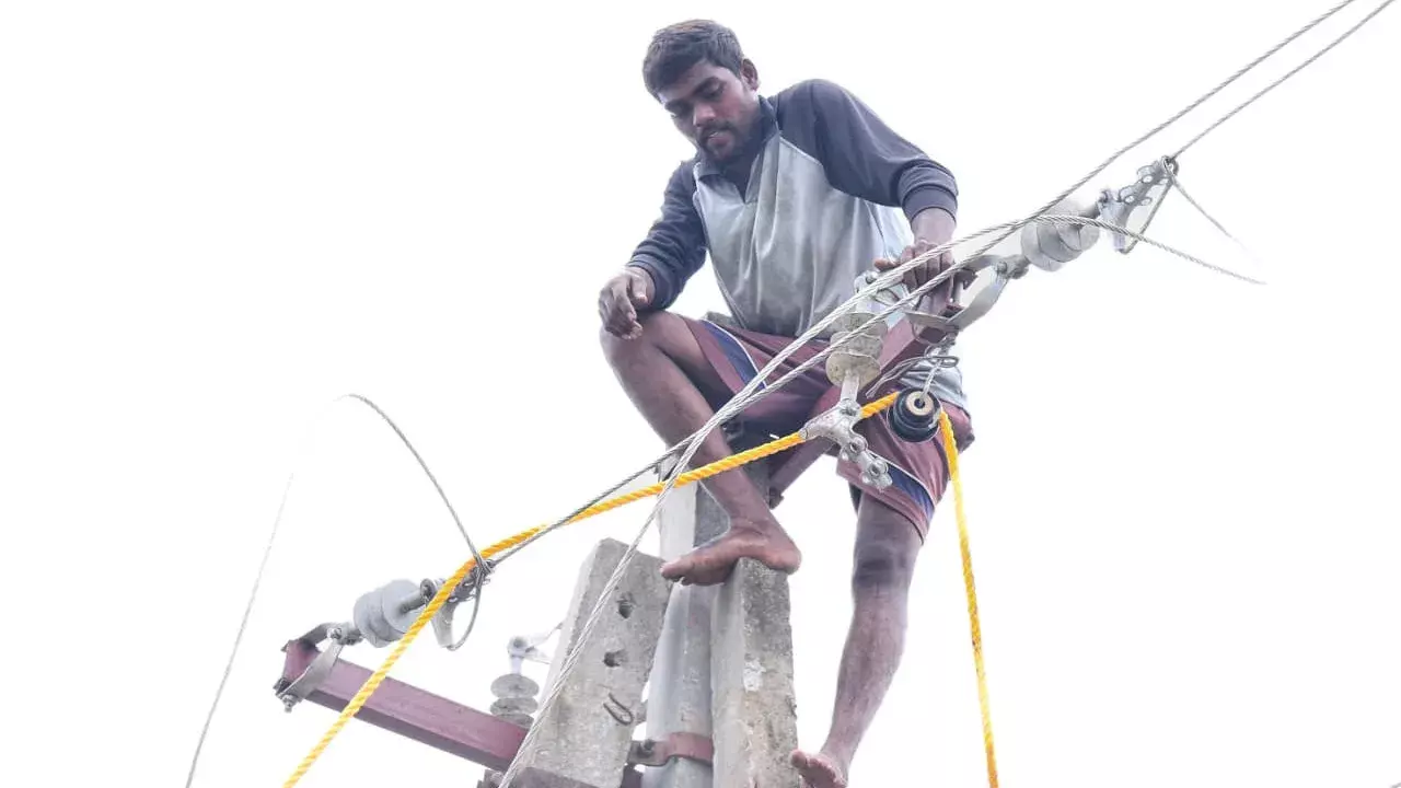 चक्रवात का असर: आंध्र प्रदेश के प्रभावित जिलों में राहत कार्य तेज चक्रवात का असर: आंध्र प्रदेश के प्रभावित जिलों में राहत कार्य तेज