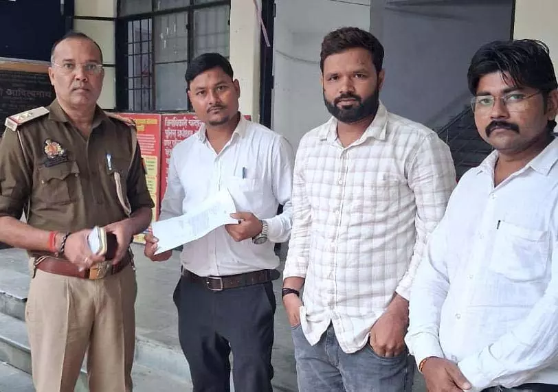 सड़क पर पड़ी थी 50 हजार की गड्डी, पाने वाले व्यक्ति की नहीं बदली नीयत सड़क पर पड़ी थी 50 हजार की गड्डी, पाने वाले व्यक्ति की नहीं बदली नीयत
