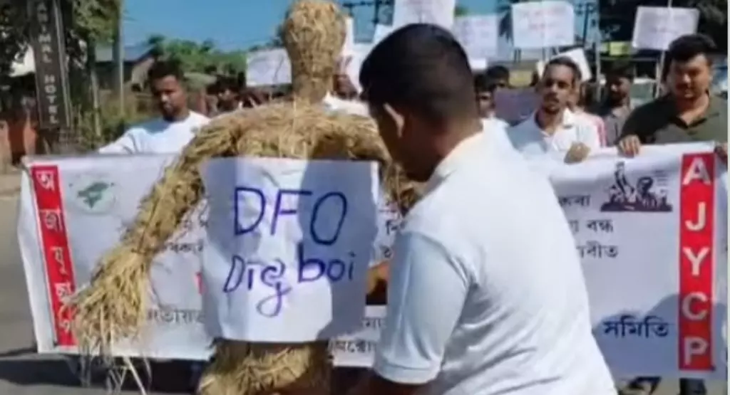 Assam: AJYCP का प्रदर्शन, डिगबोई DFO का फूंका पुतला Assam: AJYCP का प्रदर्शन, डिगबोई DFO का फूंका पुतला