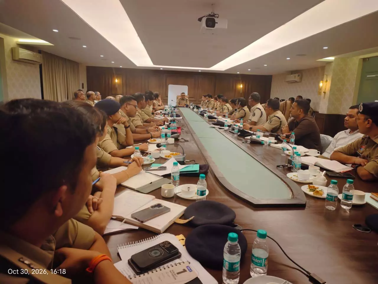 रायपुर रेंज पुलिस, IG अमरेश मिश्रा, अपराध समीक्षा बैठक रायपुर रेंज पुलिस, IG अमरेश मिश्रा, अपराध समीक्षा बैठक