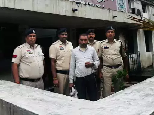 क्लीनिक पहुंची महिला से छेड़छाड़, 8 घंटे में आरोपी गिरफ्तार क्लीनिक पहुंची महिला से छेड़छाड़, 8 घंटे में आरोपी गिरफ्तार