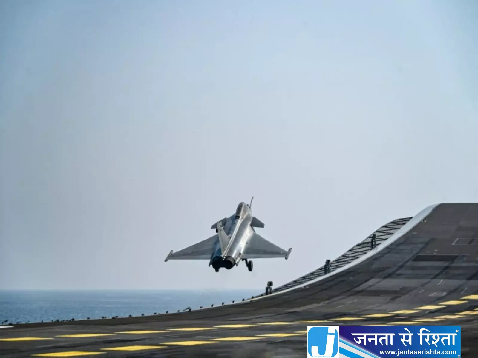 समंदर के बीच राफेल मरीन ने रचा इतिहास, पहली कोशिश में INS विक्रांत पर लैंडिंग समंदर के बीच राफेल मरीन ने रचा इतिहास, पहली कोशिश में INS विक्रांत पर लैंडिंग