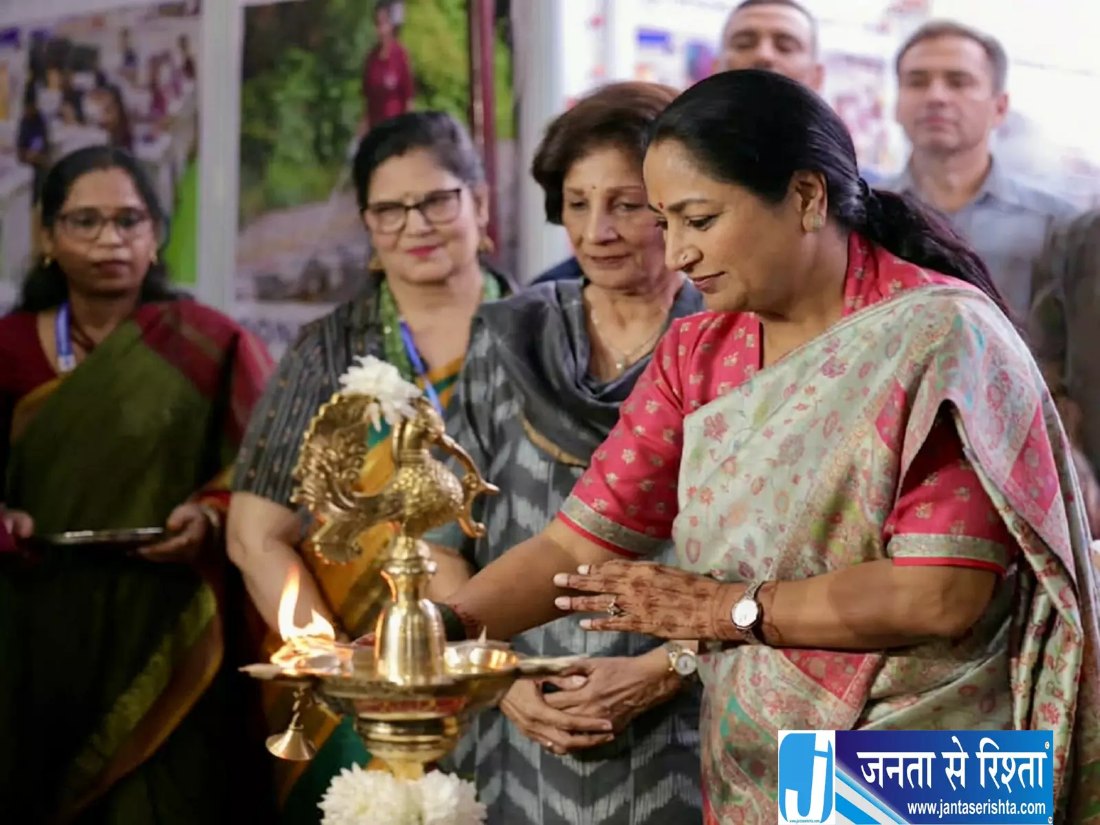 दिल्ली में सजा अनोखा दिवाली बाजार, CM रेखा गुप्ता ने लोगों से की खास अपील