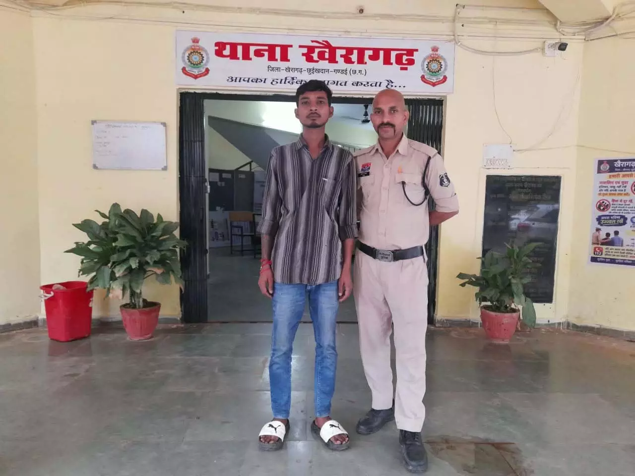 शराब पीने के लिए पैसे नहीं दिए तो युवक को डंडे से पीटा, फरार आरोपी गिरफ्तार शराब पीने के लिए पैसे नहीं दिए तो युवक को डंडे से पीटा, फरार आरोपी गिरफ्तार