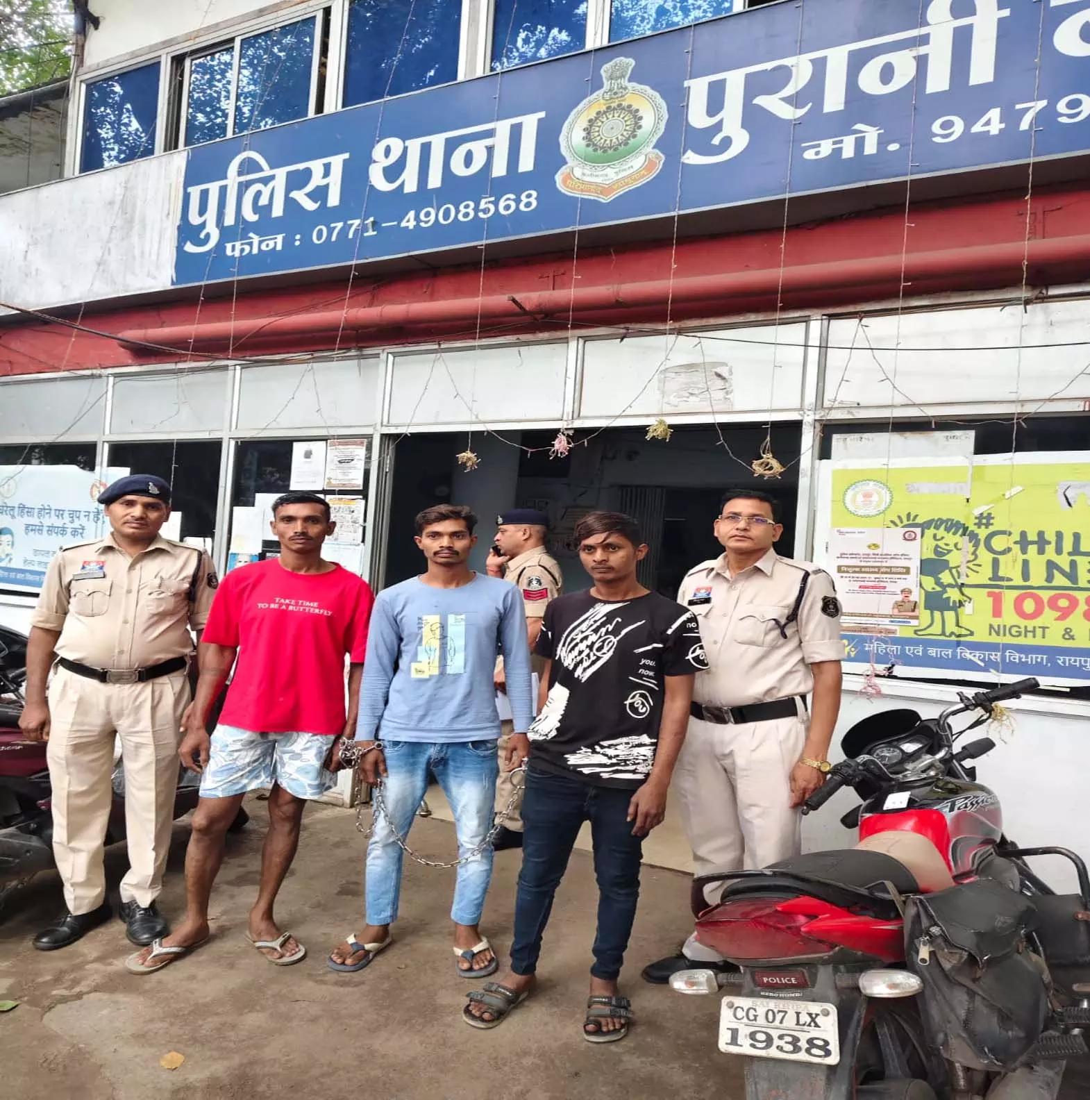 रायपुर में युवक पर चाकू से हमला, 24 घंटे में 3 सगे भाई गिरफ्तार रायपुर में युवक पर चाकू से हमला, 24 घंटे में 3 सगे भाई गिरफ्तार