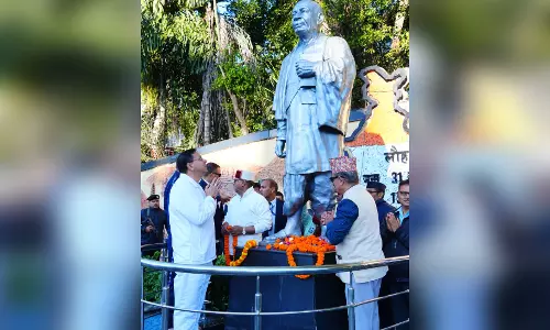 मुख्यमंत्री धामी ने सरदार वल्लभभाई पटेल की प्रतिमा पर पुष्पांजलि अर्पित कर दी श्रद्धांजलि