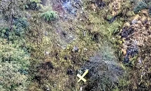 जोशीमठ हेलीकॉप्टर हादसे का खौफनाक मंजर, टुकड़ों में मिला मलबा, पायलट समेत 6 की मौत जोशीमठ हेलीकॉप्टर हादसे का खौफनाक मंजर, टुकड़ों में मिला मलबा, पायलट समेत 6 की मौत