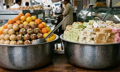 त्योहारों पर मिठाइयों में मिलावट का बड़ा खुलासा, 2 क्विंटल मिठाई नष्ट, दो प्रतिष्ठानों पर रोक त्योहारों पर मिठाइयों में मिलावट का बड़ा खुलासा, 2 क्विंटल मिठाई नष्ट, दो प्रतिष्ठानों पर रोक