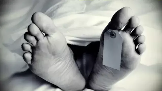पेड़ से लटका मिला युवक का शव, मां ने लगाया हत्या का आरोप पेड़ से लटका मिला युवक का शव, मां ने लगाया हत्या का आरोप