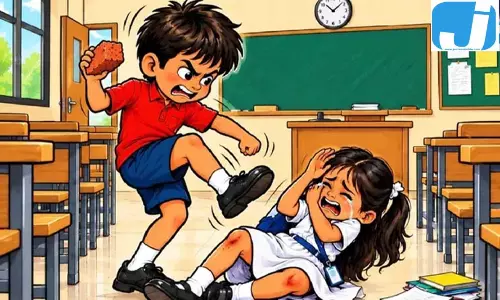 स्कूल में बच्ची गंभीर घायल, तीसरी के छात्र पर पत्थर और गमले से हमला करने का आरोप स्कूल में बच्ची गंभीर घायल, तीसरी के छात्र पर पत्थर और गमले से हमला करने का आरोप