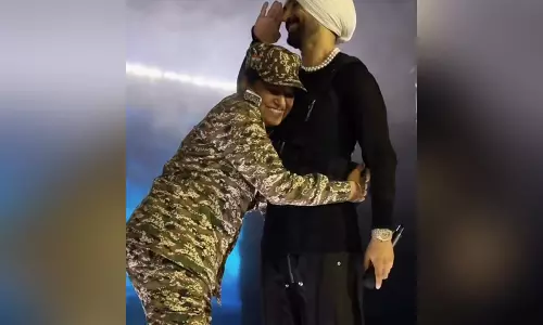 दिलजीत दोसांझ ने कॉन्सर्ट में दिल्ली पुलिस को किया सलाम, बोले- महिला अधिकारी में दिखी मां की झलक दिलजीत दोसांझ ने कॉन्सर्ट में दिल्ली पुलिस को किया सलाम, बोले- महिला अधिकारी में दिखी मां की झलक