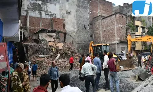 दिल्ली के मंडावली में ध्वस्तीकरण, तीन मंजिला निर्माण पर चला बुलडोजर